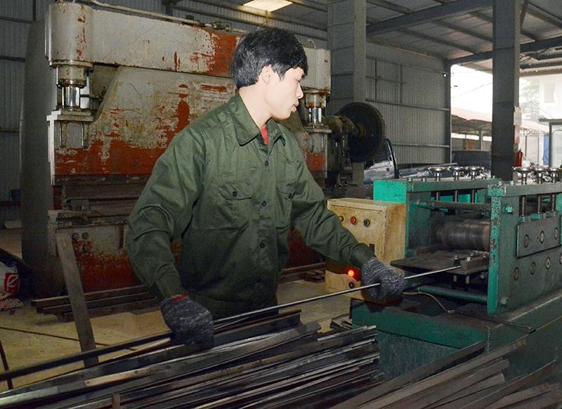 Sản xuất cấu kiện kim loại tại doanh nghiệp tư nhân Phương Nam, xã Phùng Xá, huyện Thạch Thất, Hà Nội. Ảnh: Đăng Duy