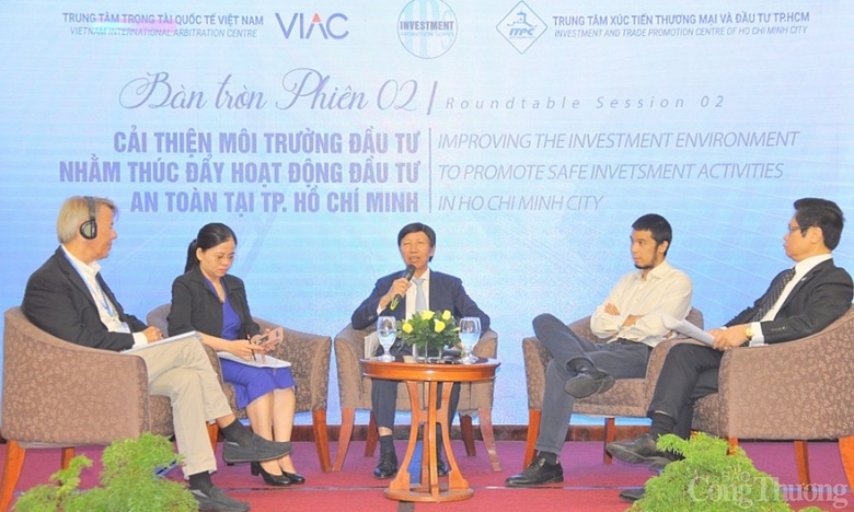  Các chuyên gia trong và ngoài nước trao đổi, thảo luận chủ đề “Cải thiện môi trường đầu tư nhằm thúc đẩy hoạt động đầu tư an toàn tại TP. Hồ Chí Minh” tại hội thảo. Ảnh: Báo Công thương