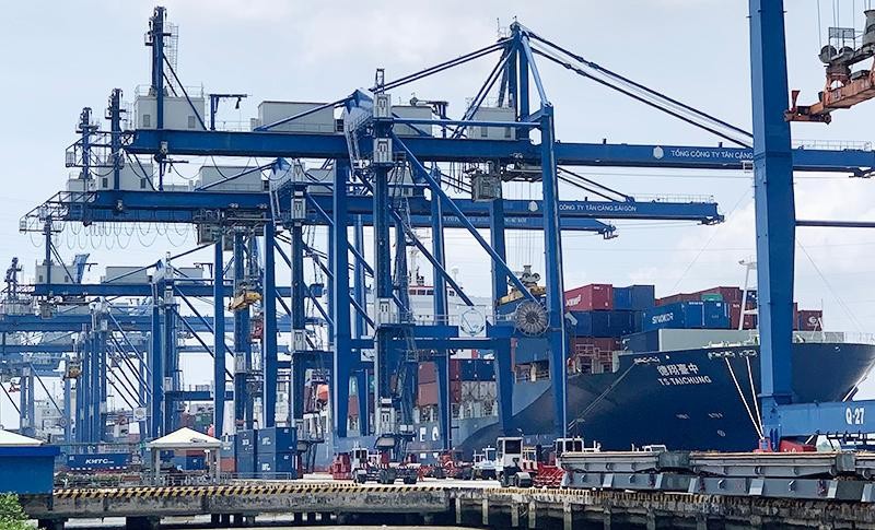 Bốc xếp công-ten-nơ hàng hóa xuất khẩu lên tàu chở hàng tại Cảng Cát Lái, Thành phố Hồ Chí Minh. Ảnh: Minh Dũng