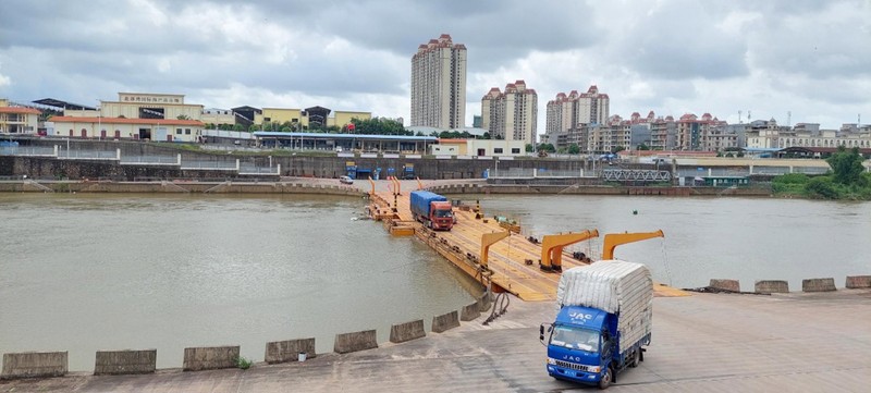 Hàng hóa xuất nhập khẩu thông quan qua lối mở cầu phao km3+4 Hải Yên, Móng Cái (Quảng Ninh).