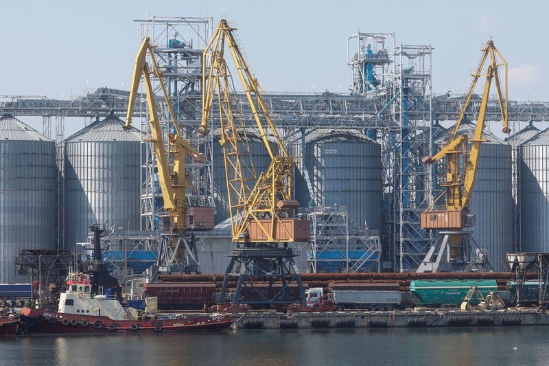 Hoạt động xuất khẩu ngũ cốc ở cảng biển Odessa, Ukraine, ngày 19/8/2022. Ảnh: Reuters.