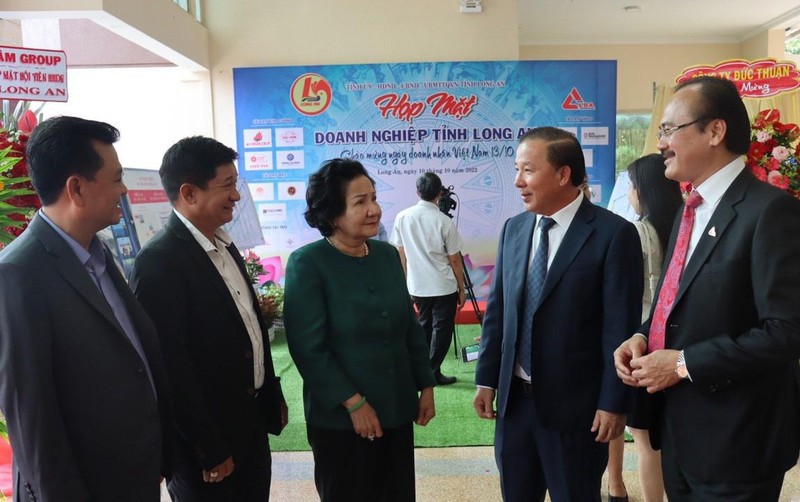 Lãnh đạo tỉnh Long An trao đổi với doanh nghiệp tại buổi họp mặt doanh nghiệp chào mừng kỷ niệm ngày Doanh nhân Việt Nam 13/10.