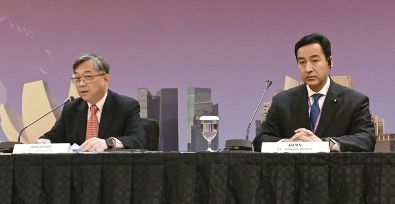 Bộ trưởng Chính sách Kinh tế và Tài khóa Nhật Bản Daishiro Yamagiwa (phải) tại cuộc họp cấp Bộ trưởng về CPTPP ở Singapore. Ảnh: Kyodo