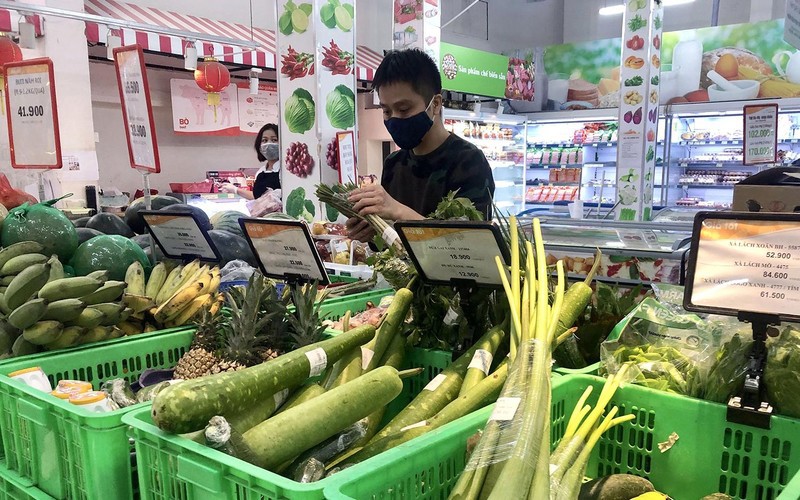 Người tiêu dùng chọn mua thực phẩm tại một siêu thị ở Hà Nội. Ảnh: Minh Hà