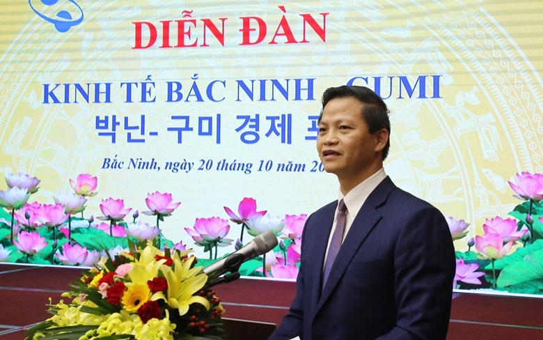 Ph&oacute; Chủ tịch Thường trực UBND tỉnh Bắc Ninh Vương Quốc Tuấn ph&aacute;t biểu tại Diễn đ&agrave;n (Ảnh: PV)&nbsp;