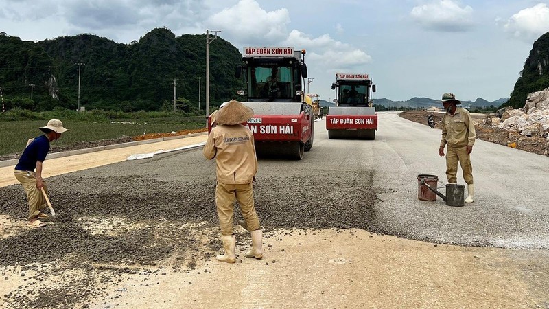Tập đoàn Sơn Hải triển khai lu lèn nền đường cao tốc Bắc - Nam.