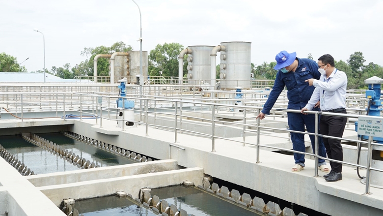  Kiểm tra hệ thống nước thải tại một công ty xử lý nước thải trên địa bàn thị xã Trảng Bàng.