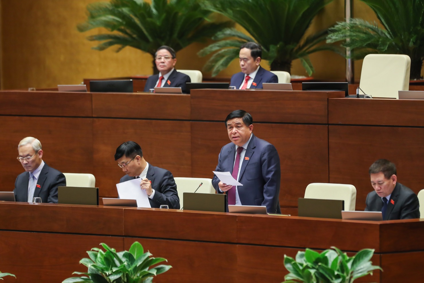 Bộ trưởng Bộ Kế hoạch và Đầu tư Nguyễn Chí Dũng giải trình về vấn đề giải ngân vốn đầu tư công.