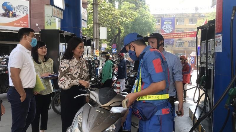 Lãnh đạo Sở Công thương Hà Nội đi kiểm tra tình hình kinh doanh xăng dầu trên địa bàn thành phố sáng 3/11.