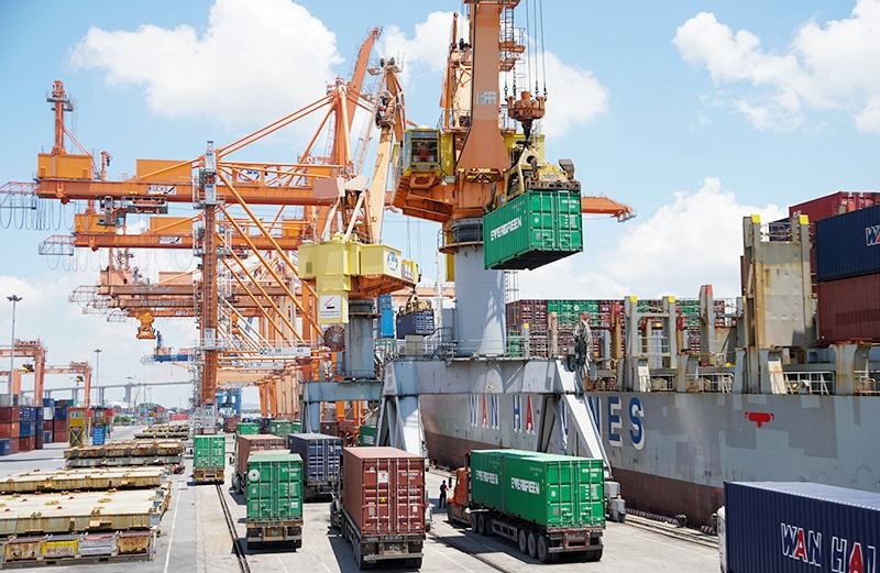 Bốc xếp hàng hóa xuất nhập khẩu tại cảng Tân Vũ, thành phố Hải Phòng. Ảnh: Đăng Duy