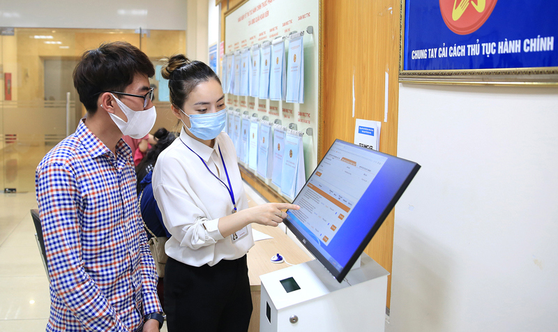 Hỗ trợ người dân thực hiện dịch vụ công trực tuyến tại bộ phận “một cửa” UBND quận Hoàn Kiếm. Nguồn: ITN