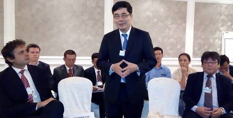 Bộ trưởng Cao Đức Phát đang chia sẻ kinh nghiệm về nông nghiệp Việt Nam tại diễn đàn