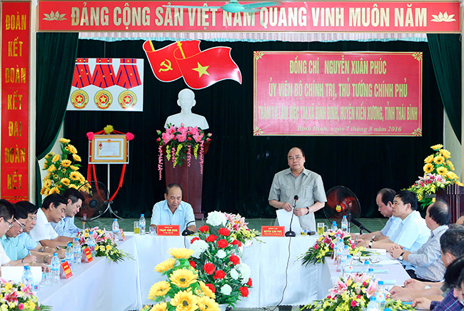 Thủ tướng ghi nhận, biểu dương kết quả xây dựng nông thôn mới của Bình Định và cho rằng, chính sự đoàn kết, phát huy tối đa nội lực, tạo sự đồng thuận, tập hợp và huy động được sức dân là cơ sở cho thành công của chương trình