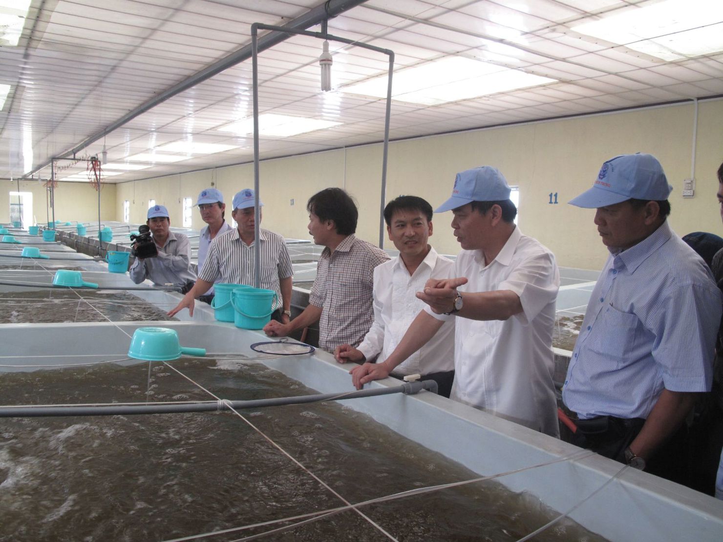 Bộ trưởng Nguyễn Xuân Cường (phải) thăm mô hình nuôi tôm Việt - Úc