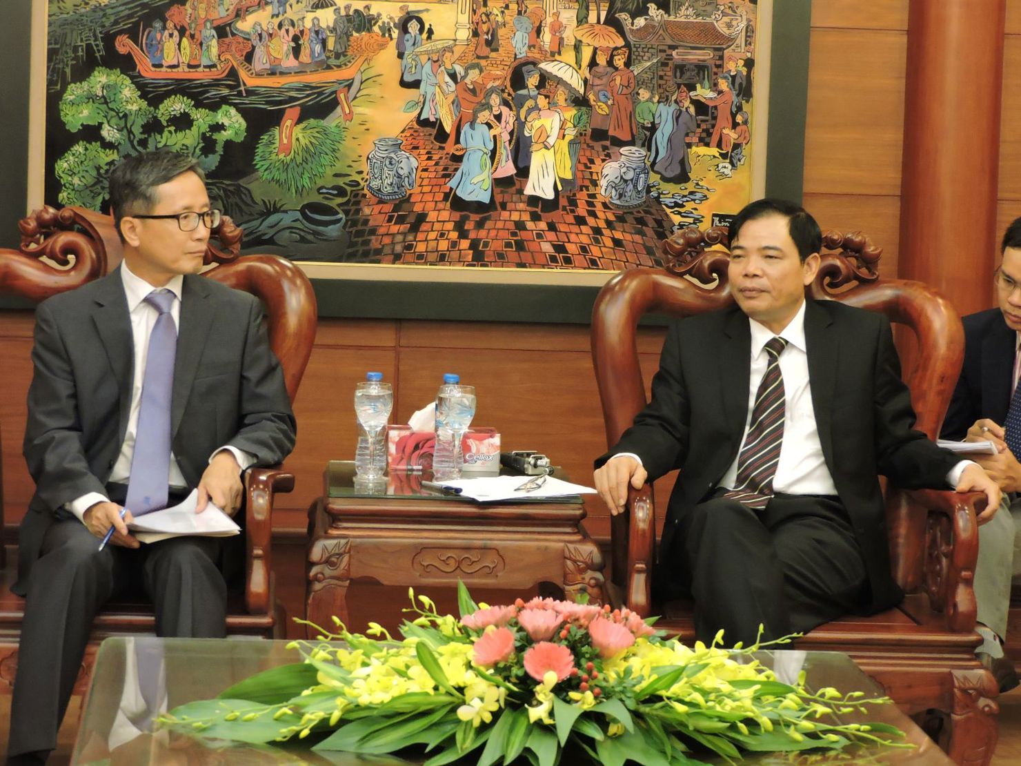 Bộ trưởng Nguyễn Xuân Cường trao đổi với ông Jong Ha Bae, Trưởng đại diện Tổ chức FAO