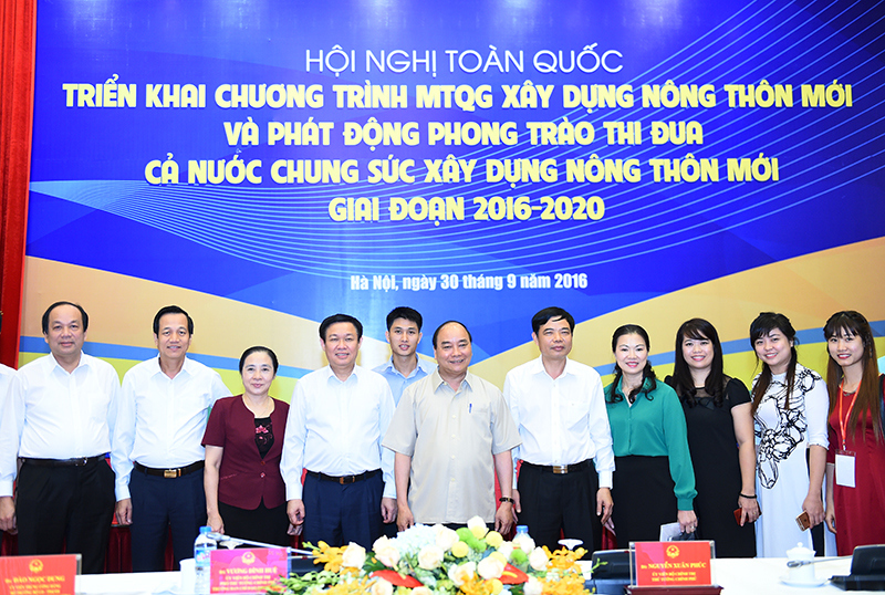 Thủ tướng Nguyễn Xuân Phúc, Phó Thủ tướng Vương Đình Huệ và các đại biểu dự hội nghị.