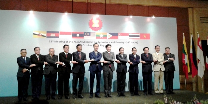 Thứ trưởng Hà Công Tuấn (thứ 2 bên phải) chụp ảnh lưu niệm cùng đại diện các nước ASEAN