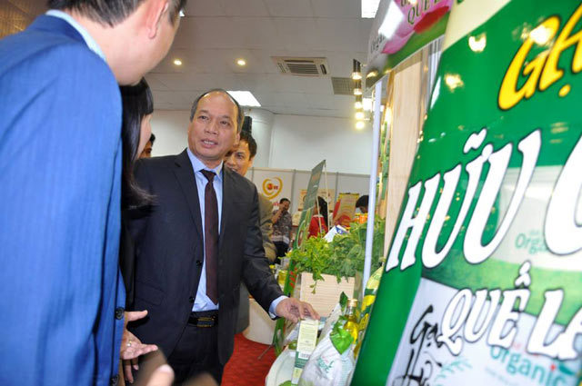 Thứ trưởng Vũ Văn Tám tham quan cửa hàng thực phẩm sạch