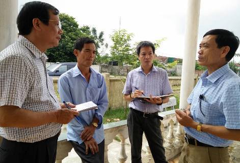 Đoàn công tác đang lắng nghe ý kiến của người dân huyện Lộc Hà, tỉnh Hà Tĩnh.