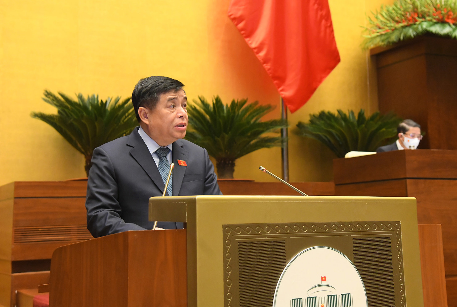 Bộ Kế hoạch và Đầu tư Nguyễn Chí Dũng trình bày tờ trình Dự thảo nghị quyết của Quốc hội về chính sách tài khóa, tiền tệ để hỗ trợ Chương trình phục hồi và phát triển kinh tế.