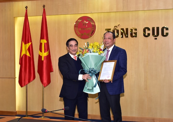 Thứ trưởng Bộ Tài chính Trần Xuân Hà trao quyết định bổ nhiệm Phó Tổng cục trưởng Tổng cục Thuế cho ông Vũ Xuân Bách.