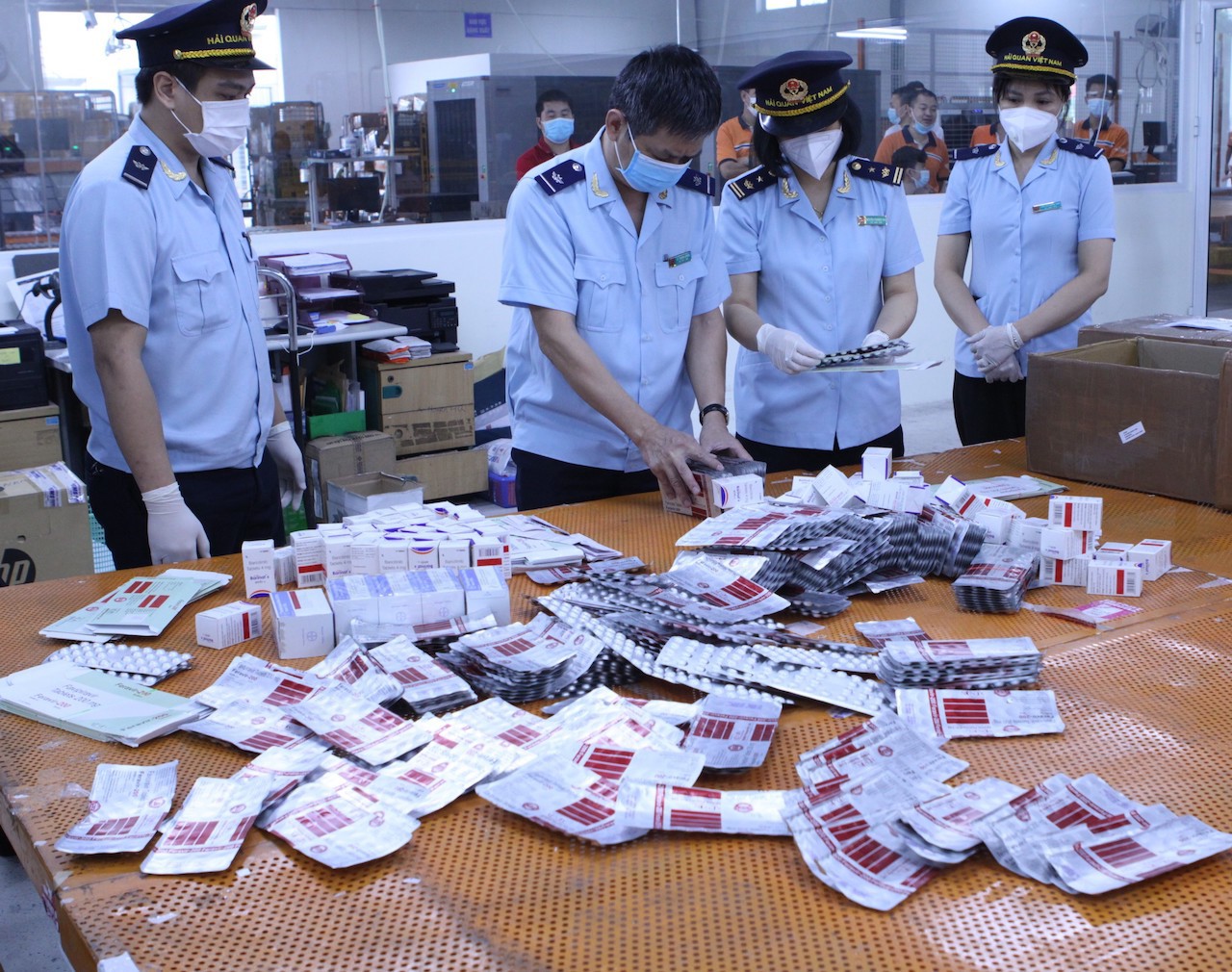 Hơn 60.000 viên thuốc dùng trong điều trị bệnh COVID-19 ngụy trang  thực phẩm bị lực lượng hải quan phát hiện, bắt giữ.