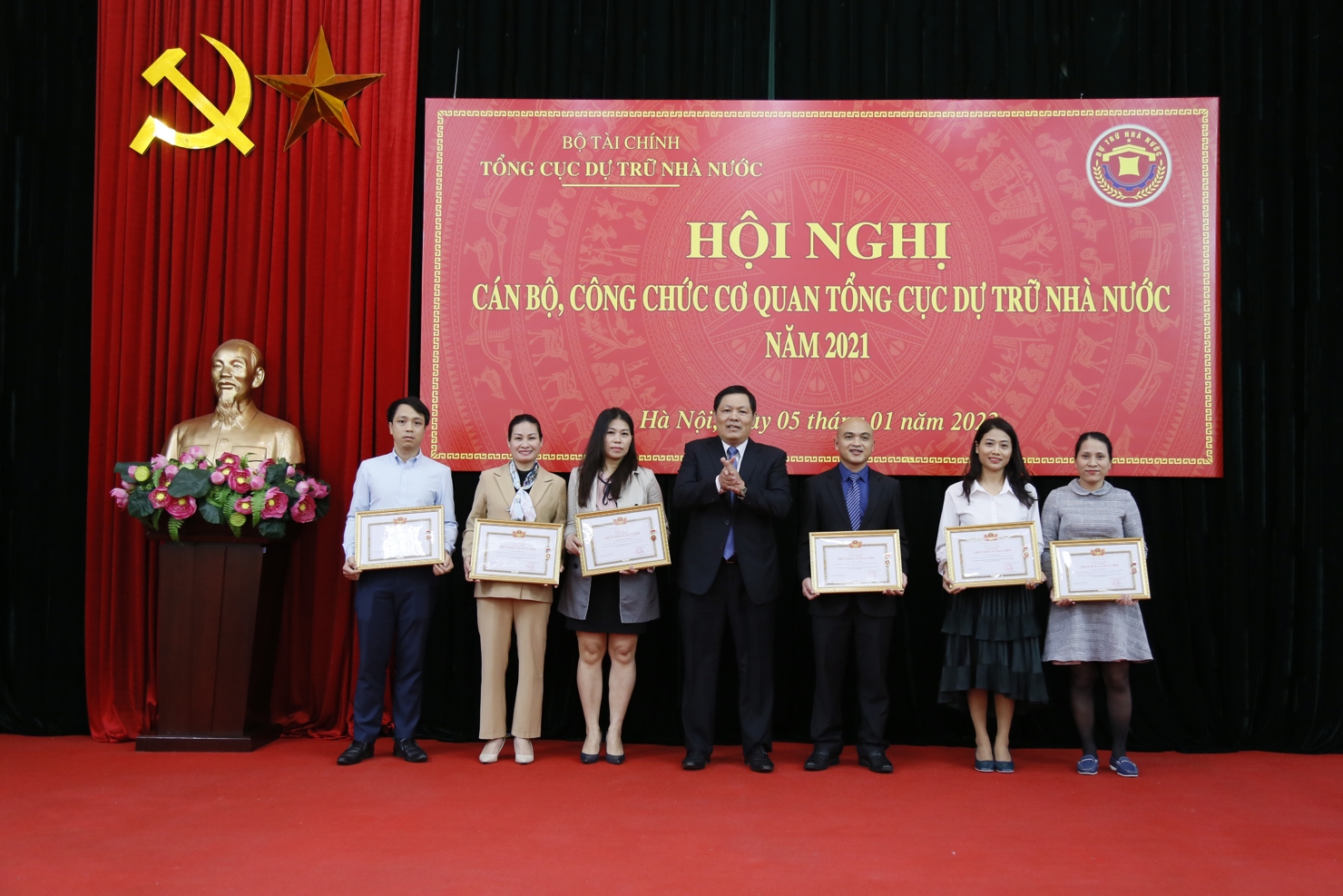 Tổng cục trưởng Tổng cục DTNN Đỗ Việt Đức trao tặng danh hiệu Chiến sỹ thi đua ngành Tài chính cho 6 cá nhân thuộc cơ quan Tổng cục 