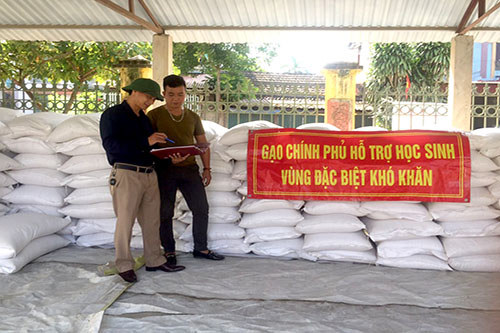 Cán bộ Cục DTNN khu vực Vĩnh Phú kiểm đếm số lượng gạo DTQG trước khi giao tới tay học sinh vùng đặc biệt khó khăn