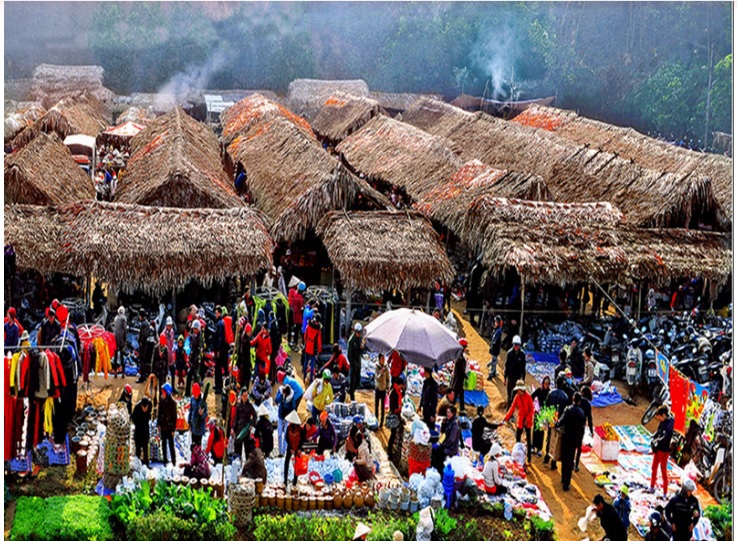 Chợ quê xưa không chỉ là nơi trao đổi hàng hóa, mà còn là không gian gắn kết tình người, thấm đậm bản sắc văn hóa dân tộc Việt.