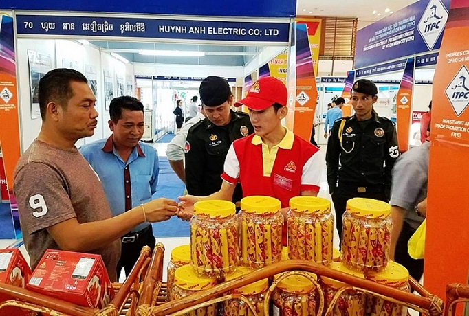 Doanh nghiệp tham gia Hội chợ hàng Việt Nam tại Campuchia. Nguồn: Internet