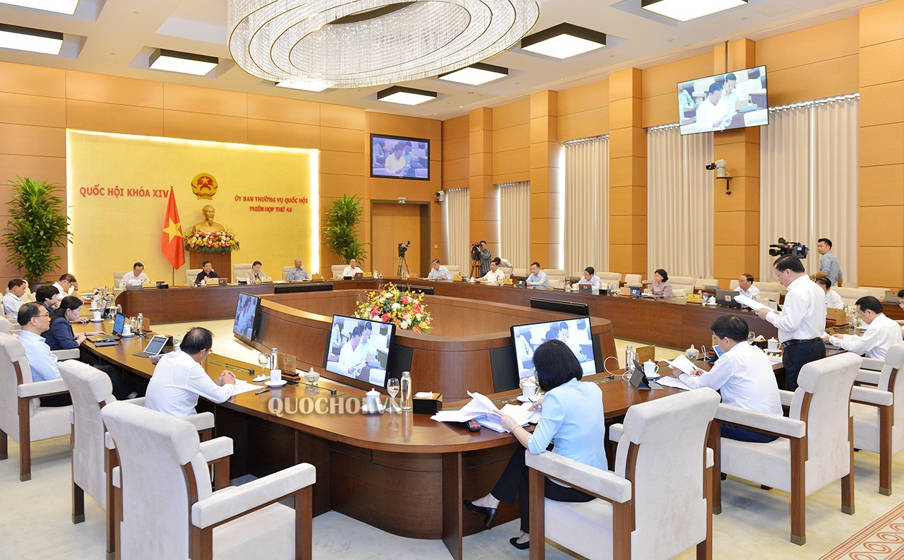 Ủy ban Thường vụ Quốc hội nghe Bộ trưởng Bộ Tài chính Đinh Tiến Dũng trình bày Tờ trình Dự thảo Nghị quyết về việc điều chỉnh dự toán chi ngân sách nhà nước năm 2020