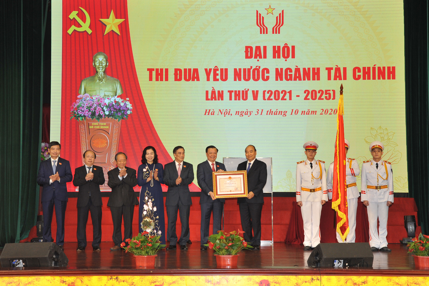 Bộ trưởng Bộ Tài chính Đinh Tiến Dũng thay mặt toàn ngành Tài chính đón nhận Huân chương Độc lập hạng Nhất do Thủ tướng Chính phủ trao tặng (ngày 31/10/2020)