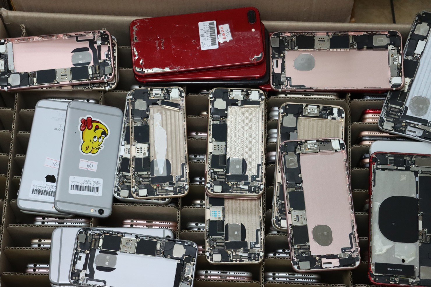 Phát hiện lượng lớn linh kiện điện thoại thuộc danh mục cấm nhập khẩu qua sân bay quốc tế Nội Bài