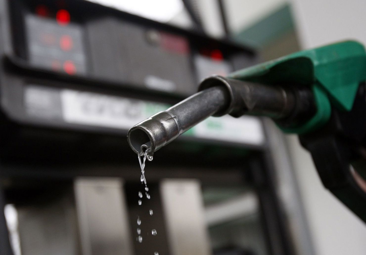 Nếu giá dầu ở mức trên 100 USD/thùng thì các nền kinh tế mới nổi đang phát triển sẽ phải chịu mức độ lạm phát trên 20%. Nguồn: Getty Images