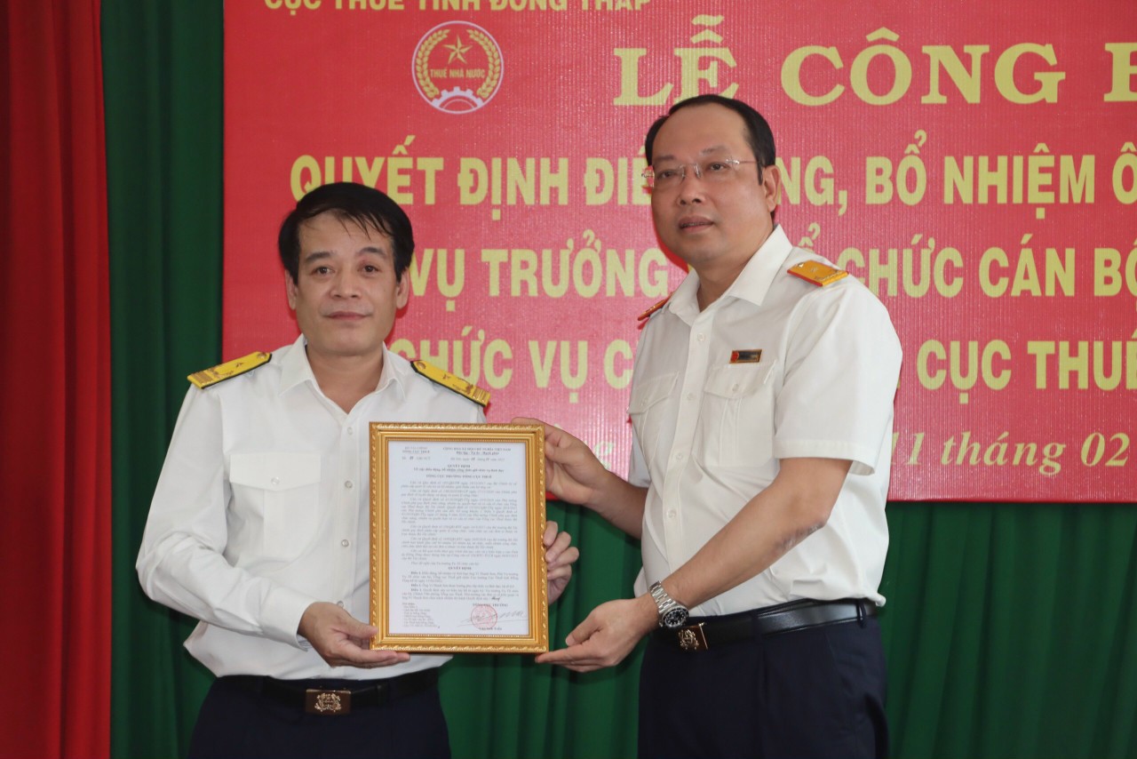  Phó Tổng cục trưởng Tổng cục Thuế Vũ Xuân Bách trao quyết định bổ nhiệm cho tân Cục trưởng Cục Thuế Đồng Tháp  Vi Thanh Sơn.