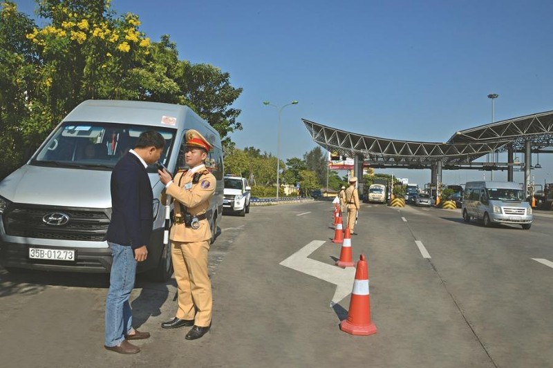 Cảnh sát giao thông kiểm tra nồng độ cồn tại khu vực cửa ngõ Thủ đô.
