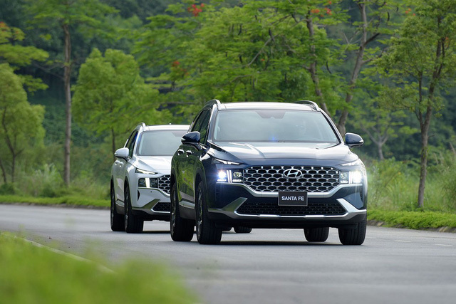 Hyundai Santa Fe bị bán chênh giá vài chục triệu tại Việt Nam.