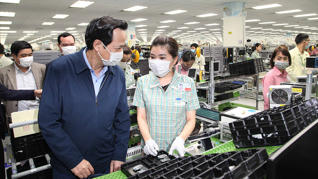Bộ trưởng Bộ LĐ-TB&XH Đào Ngọc Dung kiểm tra tình hình phòng chống dịch bệnh tại các cơ sở sản xuất