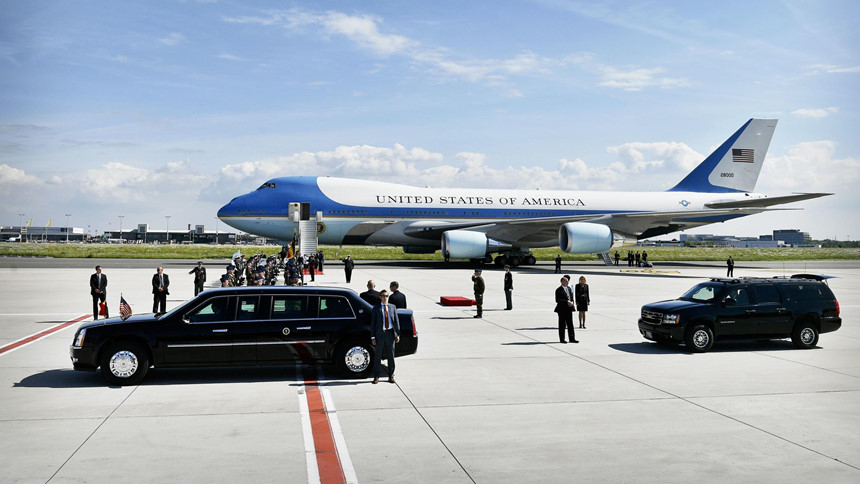 Siêu xe chống đạn The Beast đậu trên đường băng chờ Tổng thống Donald Trump bước xuống từ Air Force One tại sân bay Melsbroek ở Steenokkerzeel, Bỉ vào ngày 24/5/2017. Nguồn: AFP.