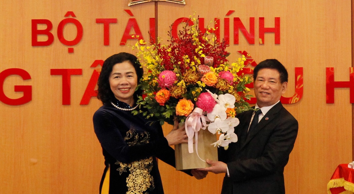 Thay mặt cán bộ nữ ngành Tài chính, Thứ trưởng Vũ Thị Mai đón nhận lẵng hoa chúc mừng của Bộ trưởng Bộ Tài chính Hồ Đức Phớc.