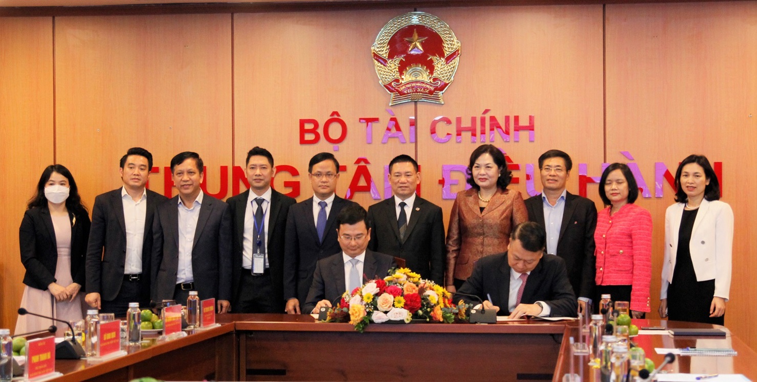 Bộ trưởng Bộ Tài chính Hồ Đức Phớc và Thống đốc Ngân hàng Nhà nước Việt Nam NguyễnThị Hồng chứng kiến Lễ ký.