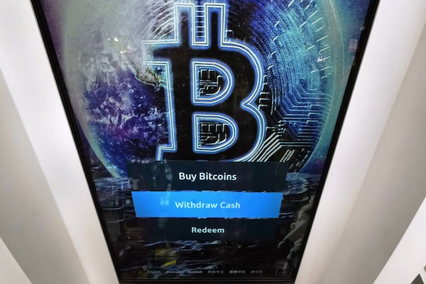 Biểu tượng bitcoin xuất hiện trên màn hình hiển thị của một máy ATM tiền điện tử ở Salem, New Hampshire (ảnh: AP)