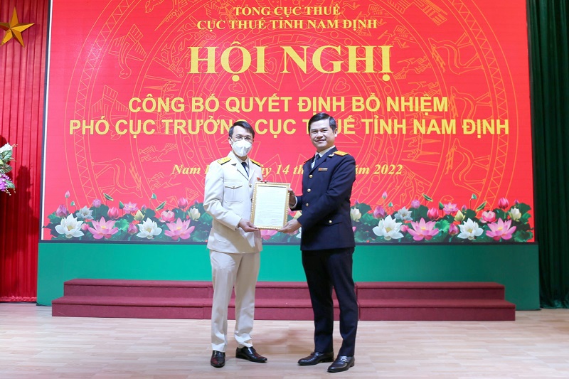 Phó Tổng cục trưởng Vũ Chí Hùng trao quuyết định bổ nhiệm cho tân Phó Cục trưởng Phạm Thanh Tâm.