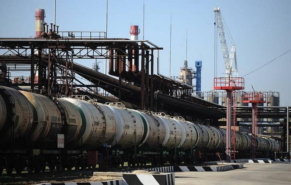 Bộ Công Thương quyết định giao bổ sung hạn mức xăng dầu nhập khẩu cho 10 thương nhân đầu mối kinh doanh xăng dầu để bù đắp nguồn cung thiếu hụt từ sản xuất trong nước.