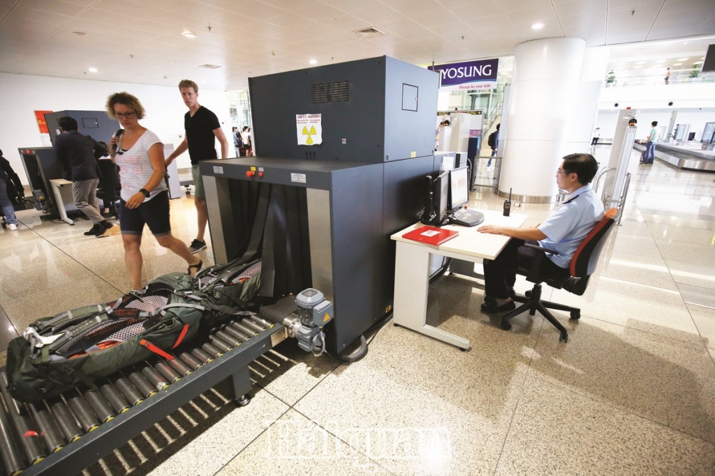 Hải quan Hà Nội kiểm tra hàng hóa của khách XNC qua hệ thống máy soi.
