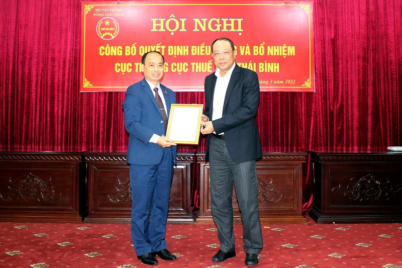 Phó Tổng cục trưởng Vũ Xuân Bách trao quyết định bổ nhiệm cho ông Đỗ Hồng Nam. Nguồn: Tổng cục Thuế