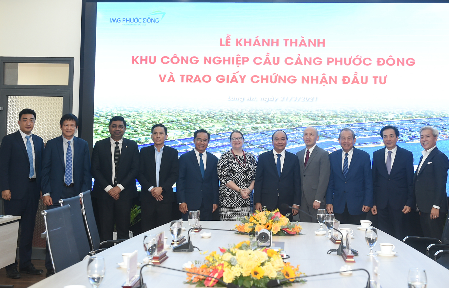 Thủ tướng Chính phủ Nguyễn Xuân Phúc chụp ảnh lưu niệm cùng các nhà ngoại giao và đại diện Tập đoàn năng lượng GS, tập đoàn Alibaba. Nguồn: chinhphu.vn