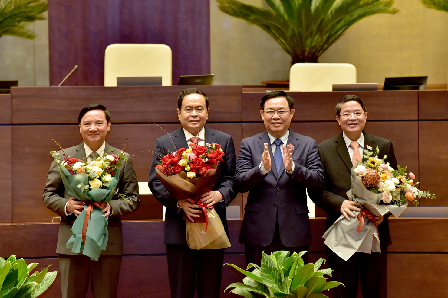 Chủ tịch Quốc hội Vương Đình Huệ tặng hoa chúc mừng các Phó Chủ tịch Quốc hội: Trần Thanh Mẫn, Nguyễn Đức Hải, Nguyễn Khắc Định