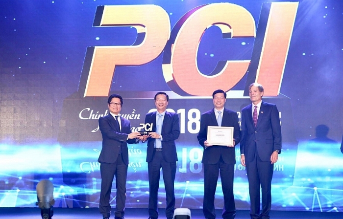 Ban tổ chức trao kỷ niệm chương cho tỉnh Quảng Ninh quán quân PCI năm 2018. Nguồn: Vietnam+