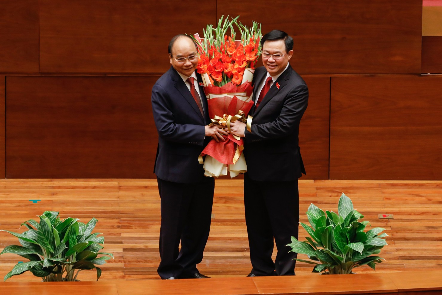Chủ tịch Quốc hội Vương Đ&igrave;nh Huệ tặng hoa ch&uacute;c mừng Chủ tịch nước Nguyễn Xu&acirc;n Ph&uacute;c. Nguồn: baochinhphu.vn